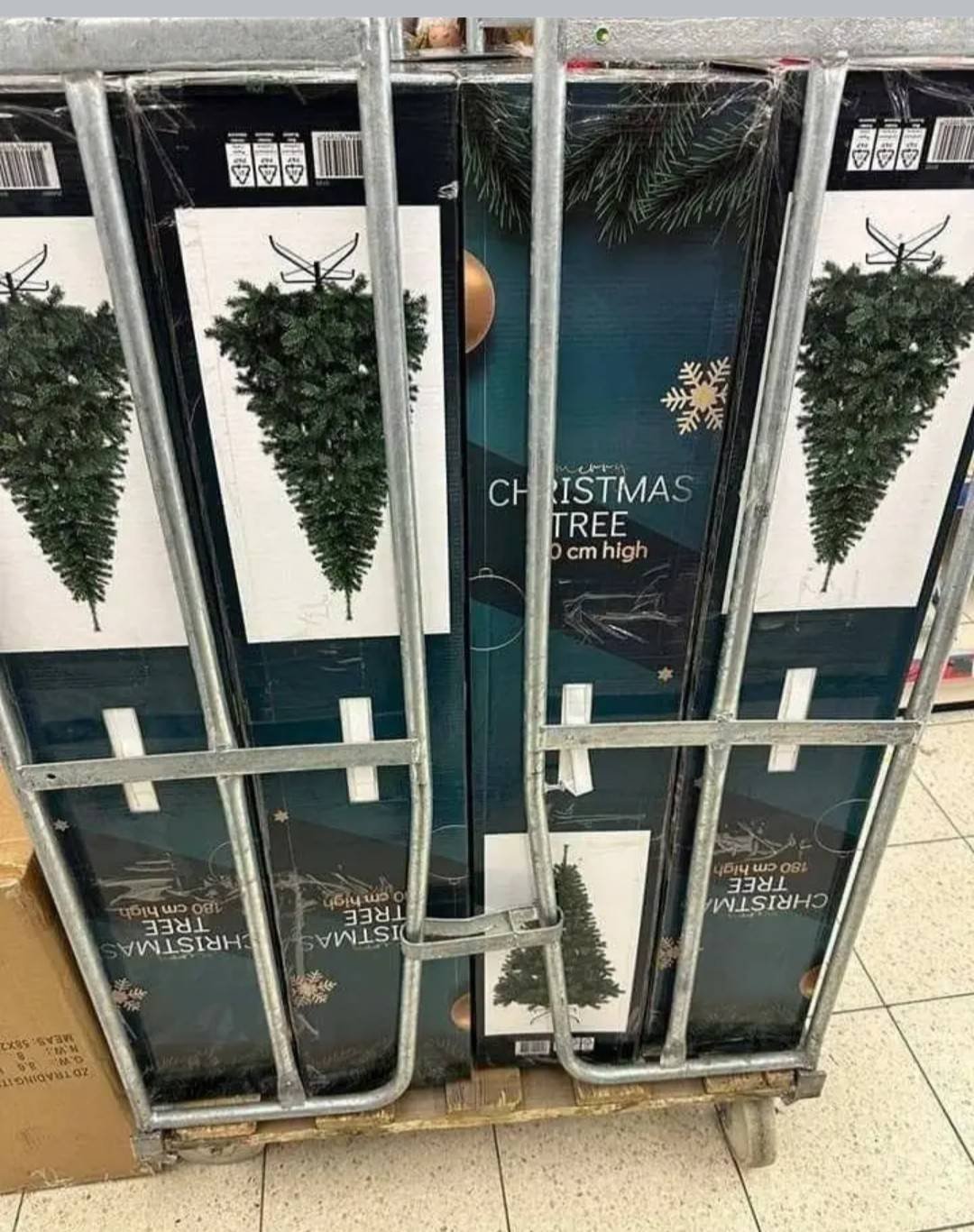 Pallet Christmas Tree - Bulk liquidation sales